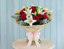 Букет цветов из:  Лилии и Розы в Подлужном