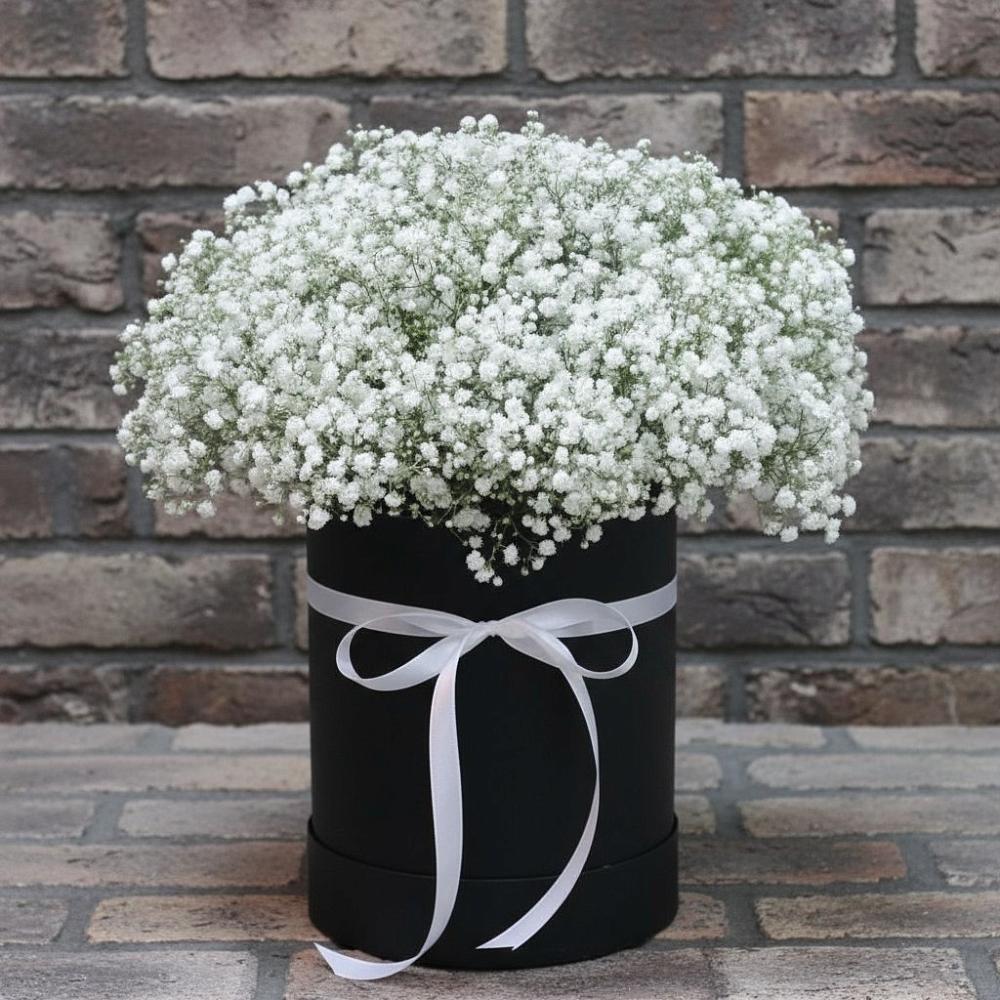 Цветочная композиция из Гипсофила в шляпной коробке в Подлужном