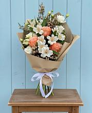 Букет цветов из:  Альстромерии, Лизиантусы, Розы и Хризантемы в Подлужном