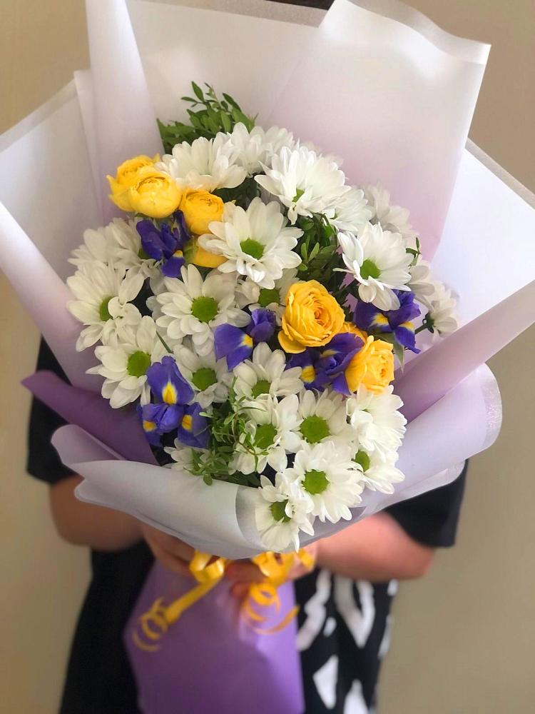 Букет цветов из: Ирисы, Хризантемы и Розы в Подлужном