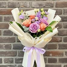 Букет цветов из:  Лизиантусы и Розы в Подлужном