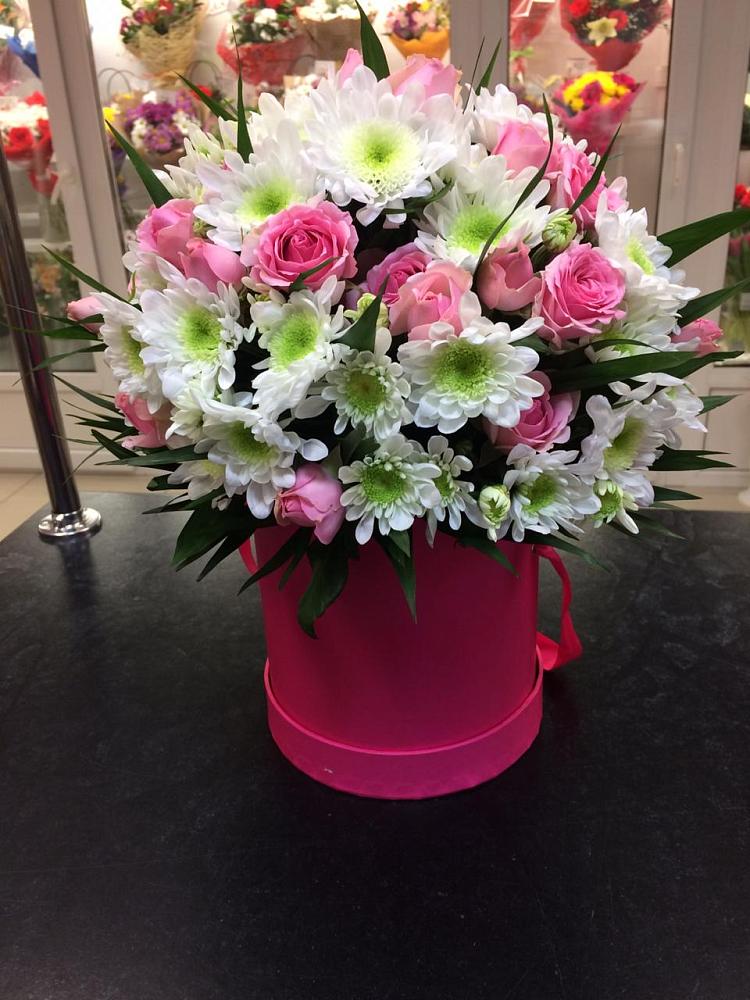 Цветочная композиция из Розы и Хризантемы в шляпной коробке в Подлужном