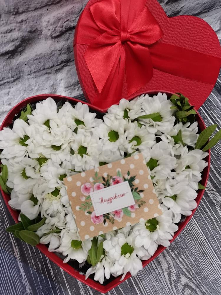 Цветочная композиция из Хризантемы в виде сердца в Подлужном