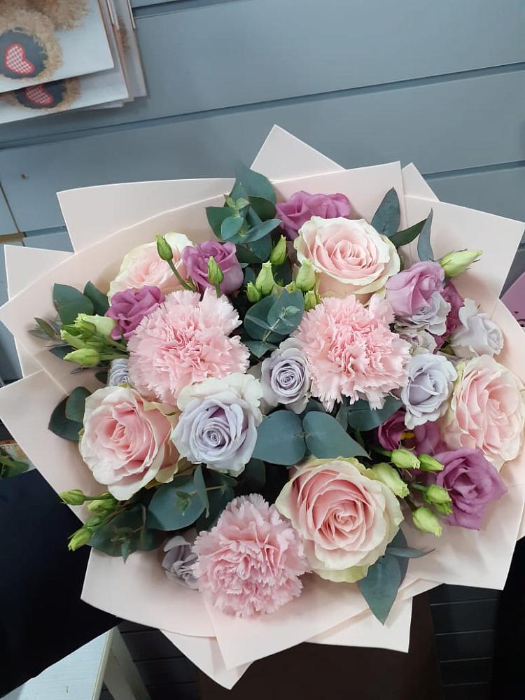 Букет цветов из: Розы, Гвоздики и Лизиантусы в Подлужном